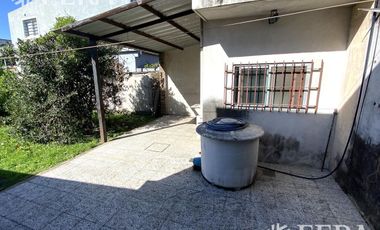 Venta de Casa 3 ambientes con jardín en Villa Domínico