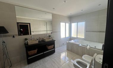 Casa en venta Cadaques (Funes Hills)