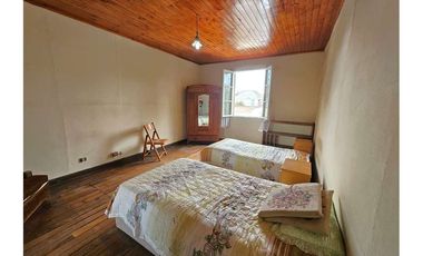 CASA 2 PISOS -4 DOR -1 BAÑO - PATIO