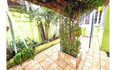 CASA 2 PISOS -4 DOR -1 BAÑO - PATIO