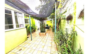 CASA 2 PISOS -4 DOR -1 BAÑO - PATIO