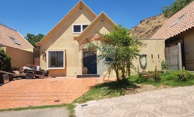 Arriendo casa con jardín y piscina en Chicureo