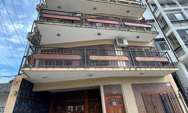 Departamento 3 ambientes en semipiso reciclado con 2 cocheras en venta - Wilde