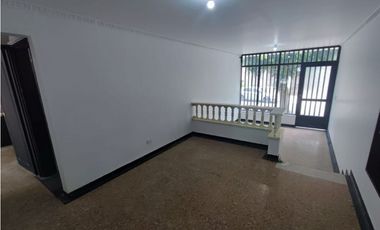 VENTA ALMPLIA CASA COMERCIAL SECTOR LA ELVIRA AV. 30 DE AGOSTO PEREIRA