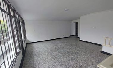 VENTA ALMPLIA CASA COMERCIAL SECTOR LA ELVIRA AV. 30 DE AGOSTO PEREIRA