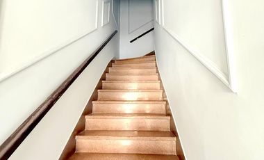 PH 4 amb primer piso por escalera en plena zona comercial de Alvear Martinez. Muy luminoso!