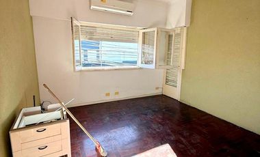 PH 4 amb primer piso por escalera en plena zona comercial de Alvear Martinez. Muy luminoso!