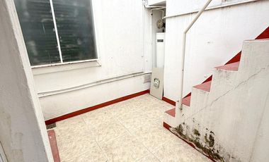 PH 4 amb primer piso por escalera en plena zona comercial de Alvear Martinez. Muy luminoso!