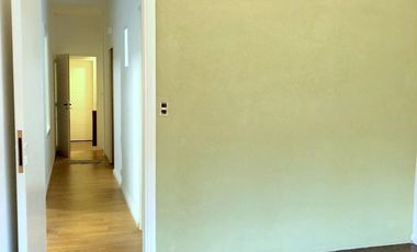 PH 4 amb primer piso por escalera en plena zona comercial de Alvear Martinez. Muy luminoso!