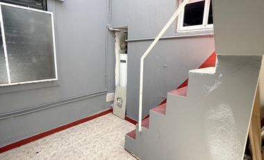 PH 4 amb primer piso por escalera en plena zona comercial de Alvear Martinez. Muy luminoso!