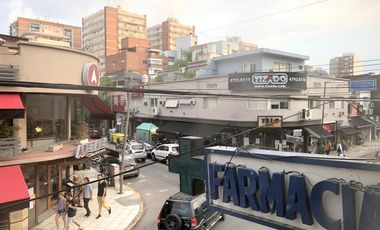 PH 4 amb primer piso por escalera en plena zona comercial de Alvear Martinez. Muy luminoso!
