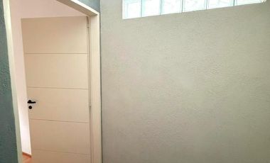 PH 4 amb primer piso por escalera en plena zona comercial de Alvear Martinez. Muy luminoso!