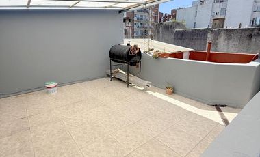 PH 4 amb primer piso por escalera en plena zona comercial de Alvear Martinez. Muy luminoso!