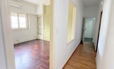 PH 4 amb primer piso por escalera en plena zona comercial de Alvear Martinez. Muy luminoso!