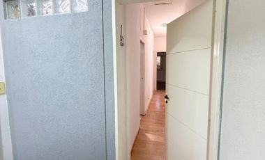 PH 4 amb primer piso por escalera en plena zona comercial de Alvear Martinez. Muy luminoso!