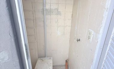 PH 4 amb primer piso por escalera en plena zona comercial de Alvear Martinez. Muy luminoso!