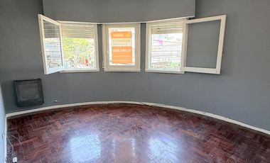 PH 4 amb primer piso por escalera en plena zona comercial de Alvear Martinez. Muy luminoso!