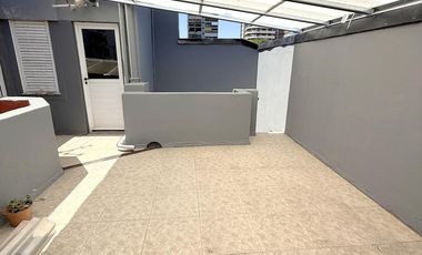 PH 4 amb primer piso por escalera en plena zona comercial de Alvear Martinez. Muy luminoso!