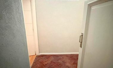 PH 4 amb primer piso por escalera en plena zona comercial de Alvear Martinez. Muy luminoso!