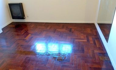 PH 4 amb primer piso por escalera en plena zona comercial de Alvear Martinez. Muy luminoso!