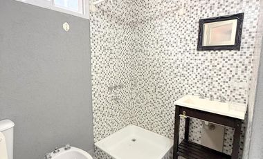 PH 4 amb primer piso por escalera en plena zona comercial de Alvear Martinez. Muy luminoso!