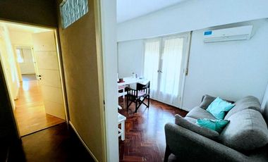 PH 4 amb primer piso por escalera en plena zona comercial de Alvear Martinez. Muy luminoso!