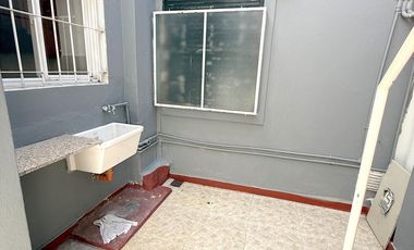 PH 4 amb primer piso por escalera en plena zona comercial de Alvear Martinez. Muy luminoso!