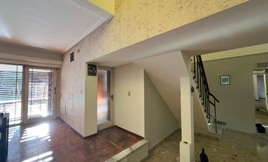 Casa de cinco ambientes con piscina a la venta en Wilde