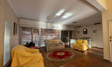 Casa de cinco ambientes con piscina a la venta en Wilde