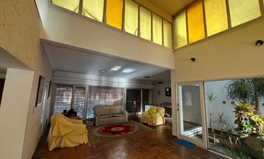 Casa de cinco ambientes con piscina a la venta en Wilde