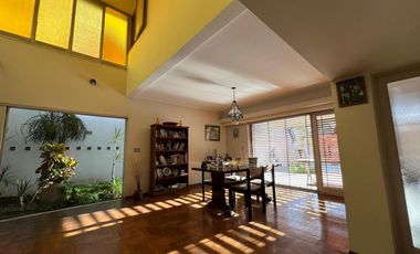 Casa de cinco ambientes con piscina a la venta en Wilde