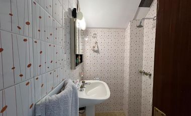 Casa de cinco ambientes con piscina a la venta en Wilde