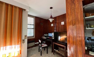 Casa de cinco ambientes con piscina a la venta en Wilde