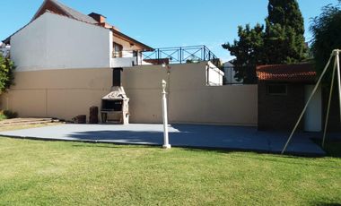 Casa de cinco ambientes con piscina a la venta en Wilde