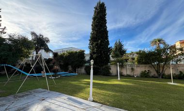 Casa de cinco ambientes con piscina a la venta en Wilde