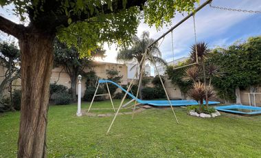 Casa de cinco ambientes con piscina a la venta en Wilde
