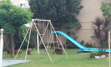 Casa de cinco ambientes con piscina a la venta en Wilde