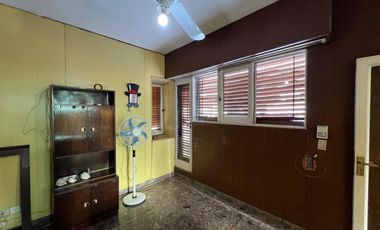 Casa de cinco ambientes con piscina a la venta en Wilde