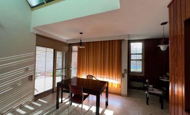 Casa de cinco ambientes con piscina a la venta en Wilde