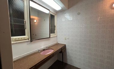 Casa de cinco ambientes con piscina a la venta en Wilde