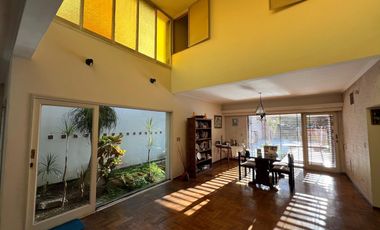 Casa de cinco ambientes con piscina a la venta en Wilde