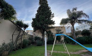 Casa de cinco ambientes con piscina a la venta en Wilde