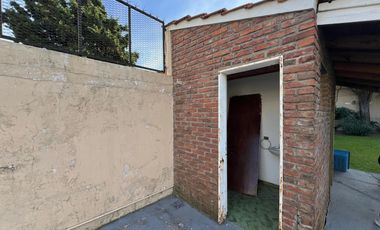 Casa de cinco ambientes con piscina a la venta en Wilde