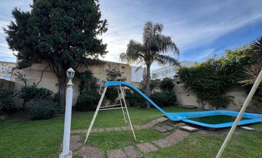 Casa de cinco ambientes con piscina a la venta en Wilde