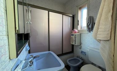 Casa de cinco ambientes con piscina a la venta en Wilde