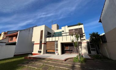 Casa de cinco ambientes con piscina a la venta en Wilde