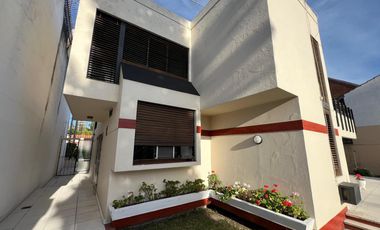 Casa de cinco ambientes con piscina a la venta en Wilde