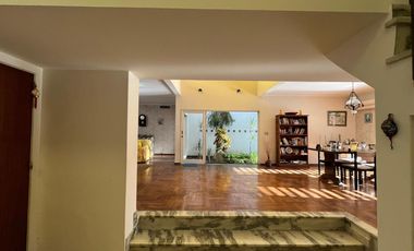 Casa de cinco ambientes con piscina a la venta en Wilde