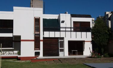 Casa de cinco ambientes con piscina a la venta en Wilde