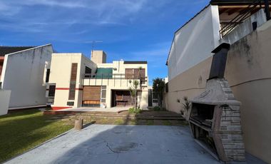 Casa de cinco ambientes con piscina a la venta en Wilde